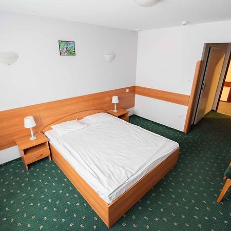 Hotel Reg Benz Мелец Экстерьер фото
